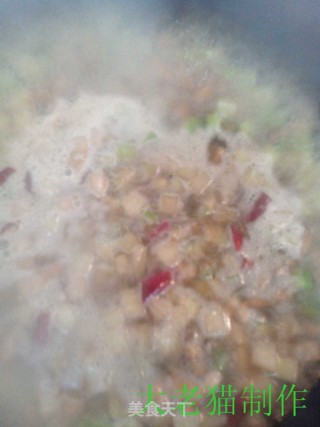 五花肉炖萝卜黄豆的做法步骤：7