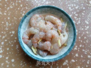 青萝卜炒虾仁的做法步骤：1