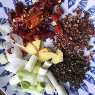 酸菜鲈鱼炖豆腐的做法步骤：2