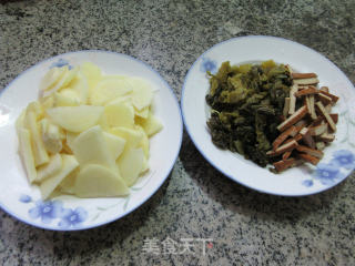 香干酸菜炒土豆的做法步骤：1