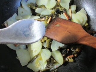 香干酸菜炒土豆的做法步骤：6