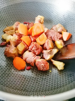 腊鸭腿烧胡萝卜的做法步骤：7