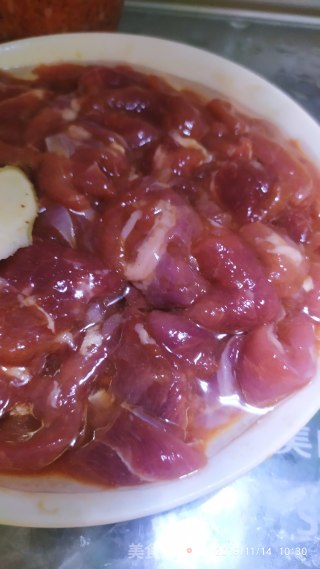 羊肉炒酸菜的做法步骤：1
