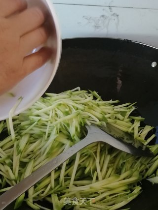 清炒西胡瓜的做法步骤：5