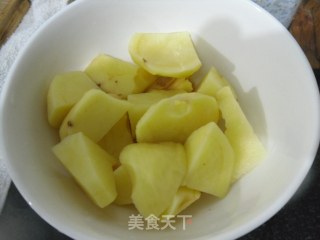 土豆烧鸡肉的做法步骤：3