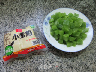 莴笋炒小素鸡的做法步骤：1