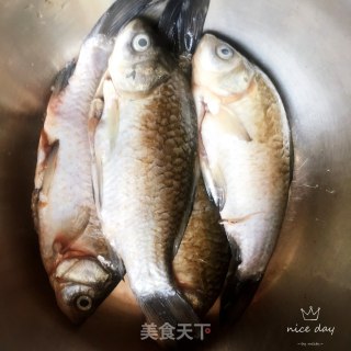 干烧鲫鱼的做法步骤：1