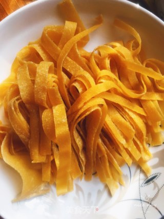 豆豉鲮鱼烧青菜豆皮的做法步骤：1
