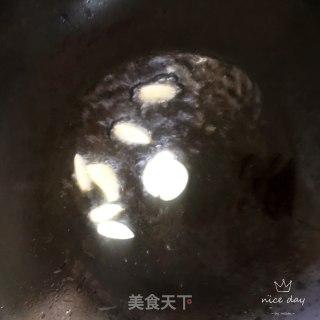 豆豉鲮鱼烧青菜豆皮的做法步骤：5