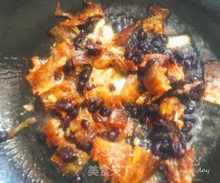 豆豉鲮鱼烧青菜豆皮的做法步骤：6
