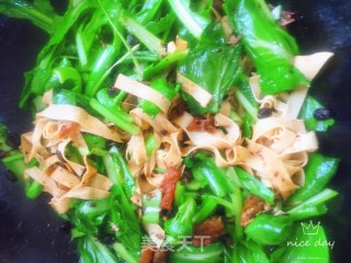 豆豉鲮鱼烧青菜豆皮的做法步骤：9