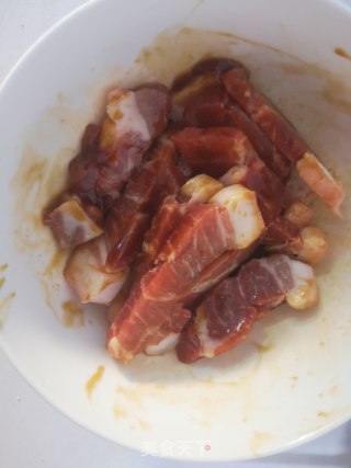 一个人的精致简餐：香菇糯米粉蒸肉的做法步骤：1