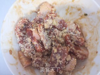 一个人的精致简餐：香菇糯米粉蒸肉的做法步骤：3