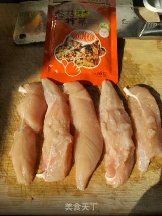 鸡胸脯肉炒黑木耳的做法步骤：2
