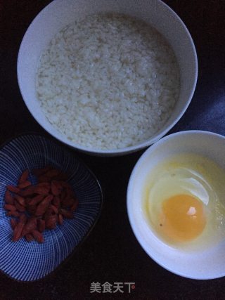 甜酒枸杞冲蛋的做法步骤：1