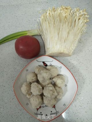 西红柿金针菇鱼丸汤的做法步骤：1
