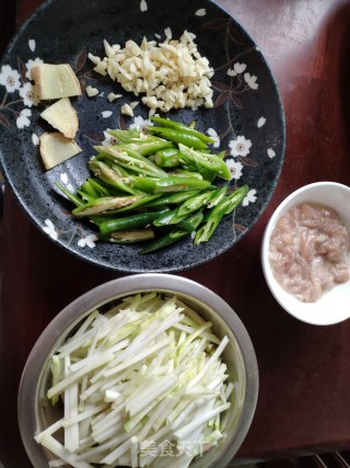 鲜榨菜鸡胸肉炒小辣椒的做法步骤：1