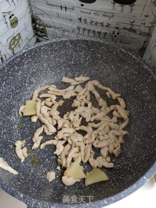 鲜榨菜鸡胸肉炒小辣椒的做法步骤：2