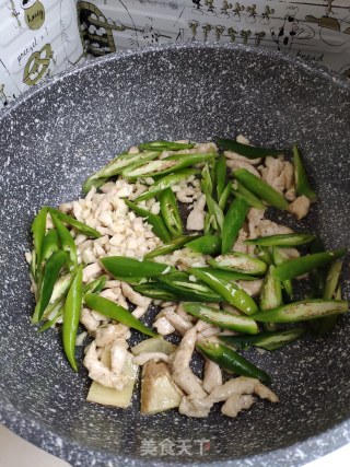 鲜榨菜鸡胸肉炒小辣椒的做法步骤：3