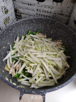 鲜榨菜鸡胸肉炒小辣椒的做法步骤：4