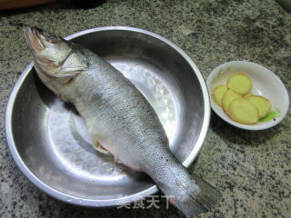 油煎海鲈鱼的做法步骤：1