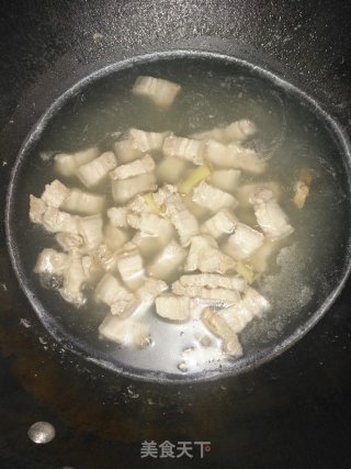 酱香五花肉炒双椒的做法步骤：1