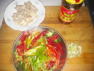酱香五花肉炒双椒的做法步骤：2