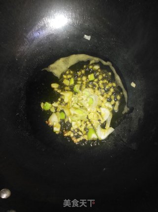 酱香五花肉炒双椒的做法步骤：4