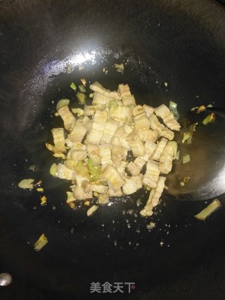 酱香五花肉炒双椒的做法步骤：5