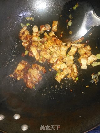 酱香五花肉炒双椒的做法步骤：7