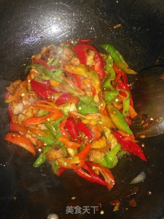 酱香五花肉炒双椒的做法步骤：10