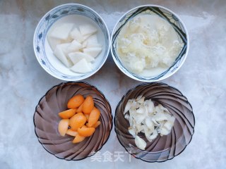 枇杷雪梨百合银耳汤的做法步骤：2