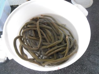 肉皮烧豇豆的做法步骤：1