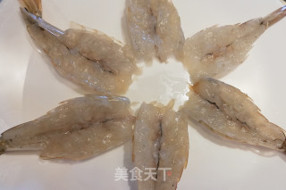 蒜蓉粉丝蒸虾——过年必备口感鲜嫩，好吃入味，上桌赞不绝口的做法步骤：3