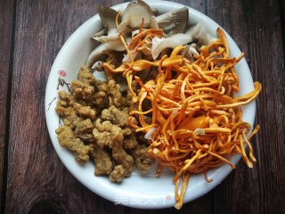虫草花平菇烩酥肉的做法步骤：1