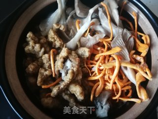 虫草花平菇烩酥肉的做法步骤：5