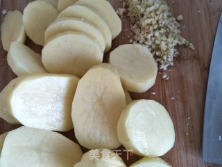 蒜蓉土豆饼的做法步骤：1