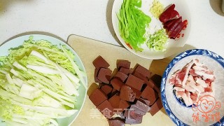 白菜丝辣炒血豆腐的做法步骤：1