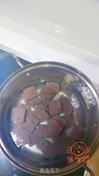 白菜丝辣炒血豆腐的做法步骤：2