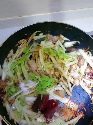 白菜丝辣炒血豆腐的做法步骤：7