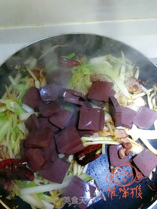 白菜丝辣炒血豆腐的做法步骤：8