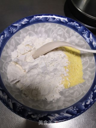 煎饼果子的做法步骤：1