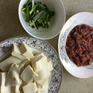牛肉菌菇豆腐汤的做法步骤：1