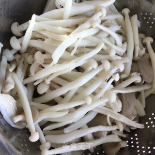 牛肉菌菇豆腐汤的做法步骤：2