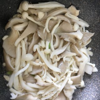 牛肉菌菇豆腐汤的做法步骤：3