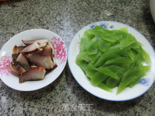 酱肉炒莴笋的做法步骤：1