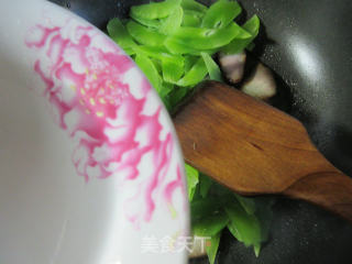 酱肉炒莴笋的做法步骤：3
