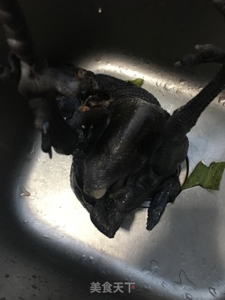 蘑菇炖乌鸡的做法步骤：1