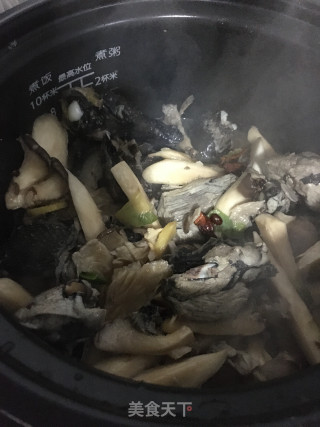 蘑菇炖乌鸡的做法步骤：16