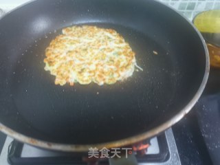 巴沙鱼胡萝卜鸡蛋饼的做法步骤：11